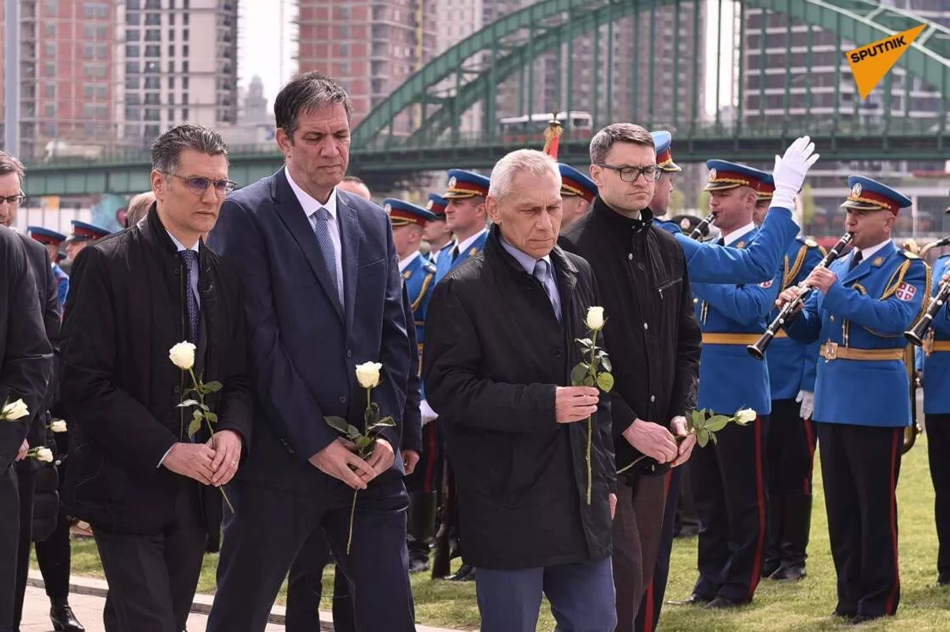Участники церемонии памяти жертв Холокоста в Белграде, второй справа - российский посол Александр Боцан-Харченко Участники церемонии памяти жертв Холокоста в Белграде, второй справа - российский посол Александр Боцан-Харченко - Sputnik Латвия, 1920, 21.04.2022