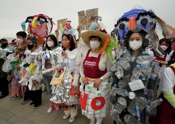 Активисты-экологи в одежде из пластиковых отходов участвуют в кампании, посвященной Дню Земли против изменения климата в Сеуле, Южная Корея - Sputnik Латвия
