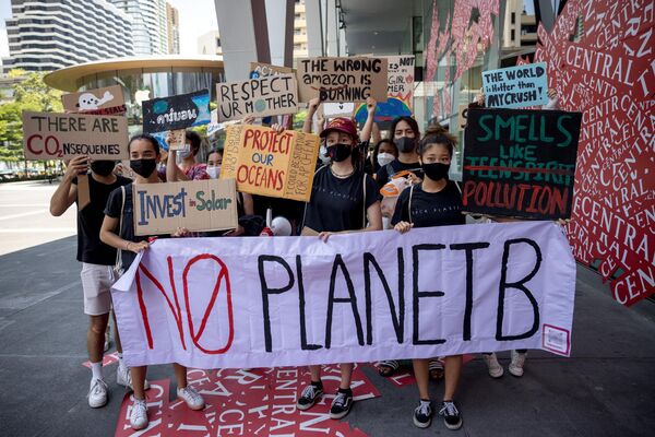 Молодые протестующие несут плакаты во время марша &quot;Климатическая забастовка&quot; к Министерству природных ресурсов и развития Таиланда  - Sputnik Латвия