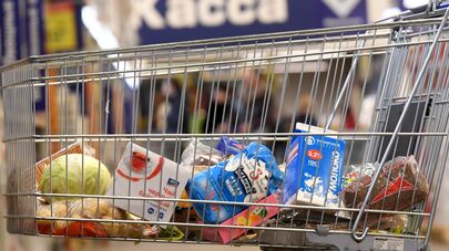 Тележка с продуктами в магазине