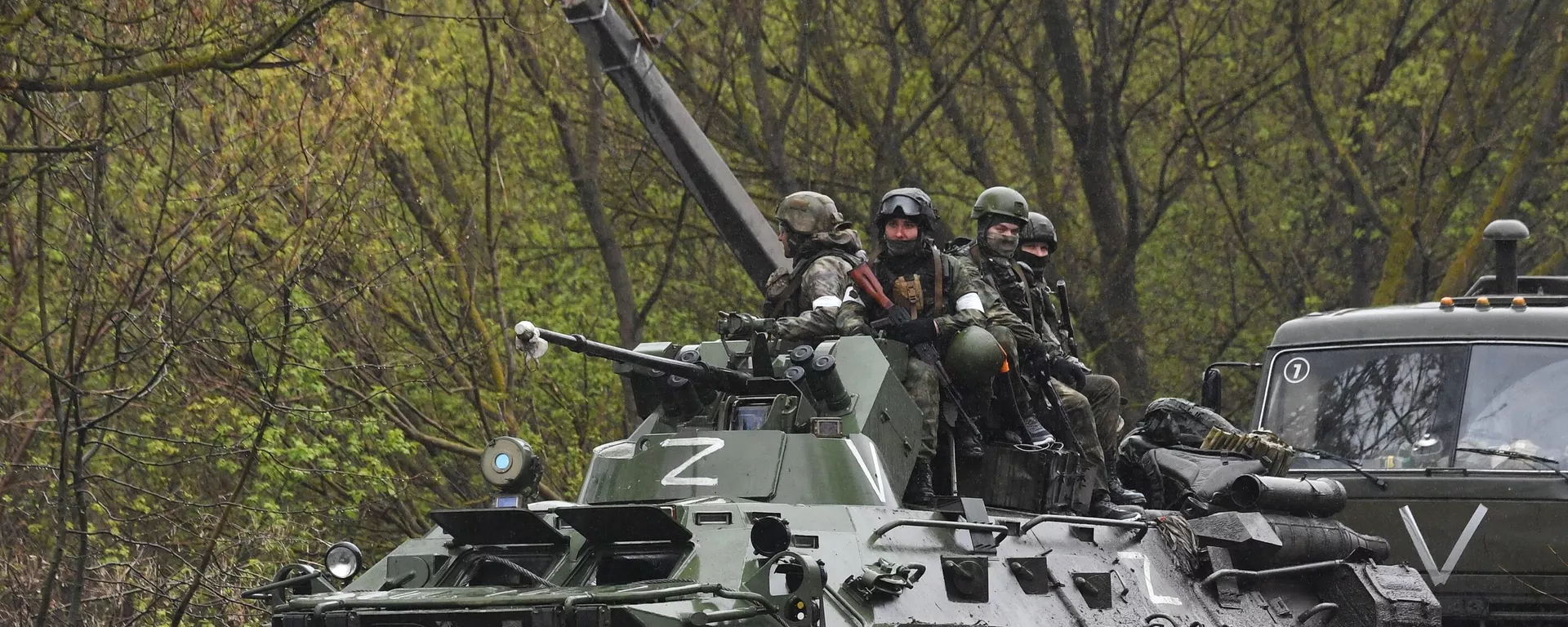 Военнослужащие ВС РФ на броне бронетранспортера БТР-82А в районе пункта пропуска Вериговка-Чугуновка на российско-украинской границе - Sputnik Latvija, 1920, 17.05.2022
