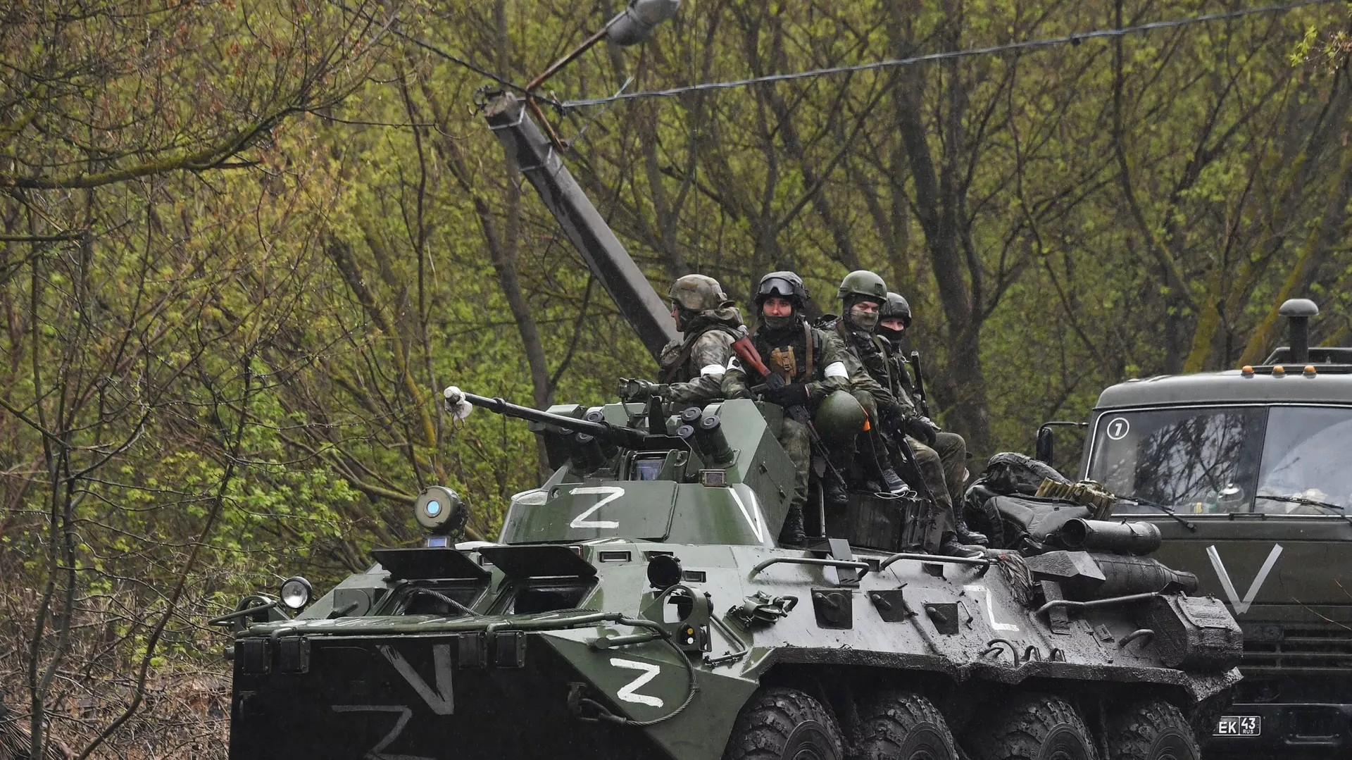 Военнослужащие ВС РФ на броне бронетранспортера БТР-82А в районе пункта пропуска Вериговка-Чугуновка на российско-украинской границе