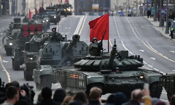 Колонна военной техники двигается по Тверской улице в Москве к месту проведения ночной репетиции военного парада. - Sputnik Латвия