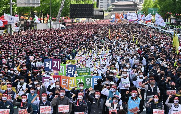 Korejas Arodbiedrību konfederācijas locekļi organizēja 1. maija mītiņu ar aicinājumu uzlabot darba apstākļus un strādnieku tiesības. Seulas centrs - Sputnik Latvija