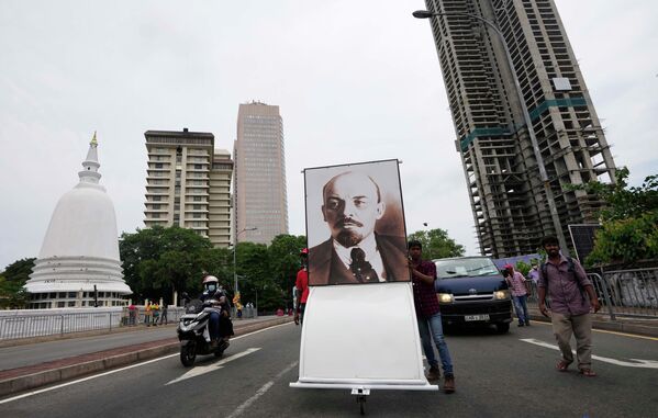 Šrilankas Sociālistiskas partijas locekļi nes Krievijas revolucionārā politiķa Vladimira Ļeņina portretu Staptautiskās Strādnieku dienas gājienā. Kolombo, Šrilanka - Sputnik Latvija