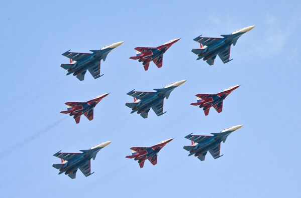 Строй кубинский бриллиант из истребителей МиГ-29 и Су-30СМ пилотажных групп Русские витязи и Стрижи на репетиции воздушной части парада в честь 77-й годовщины Победы  - Sputnik Латвия