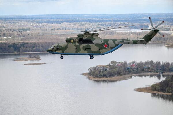 Тяжелый многоцелевой транспортный вертолет Ми-26 летит на репетицию воздушной части парада Победы - Sputnik Латвия