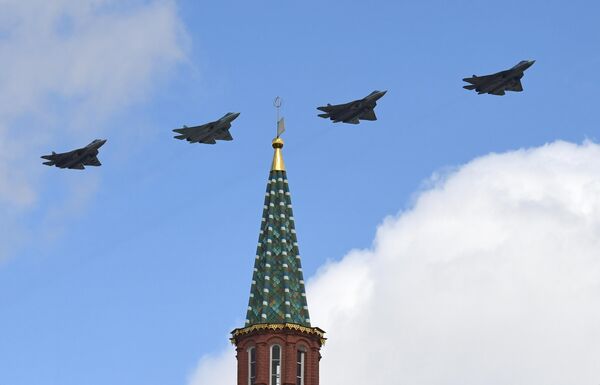 Многофункциональные истребители пятого поколения Су-57 на репетиции воздушной части парада Победы в Москве - Sputnik Латвия