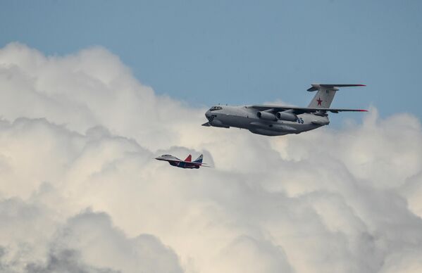 Самолет-заправщик Ил-78 и многоцелевой истребитель МиГ-29 пилотажной группы Стрижи на репетиции воздушной части парада в честь 77-й годовщины Победы - Sputnik Латвия