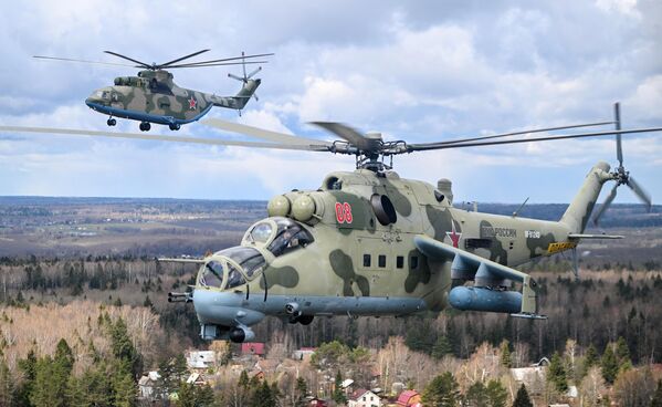 Тяжелый многоцелевой транспортный вертолет Ми-26 (на втором плане) и ударный вертолет Ми-24 летят на репетицию воздушной части парада Победы - Sputnik Латвия