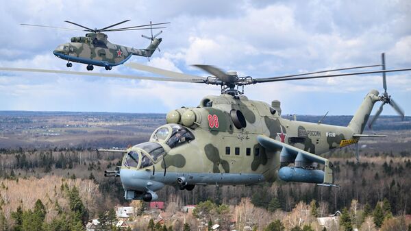 Тяжелый многоцелевой транспортный вертолет Ми-26 (на втором плане) и ударный вертолет Ми-24 летят на репетицию воздушной части парада Победы - Sputnik Latvija