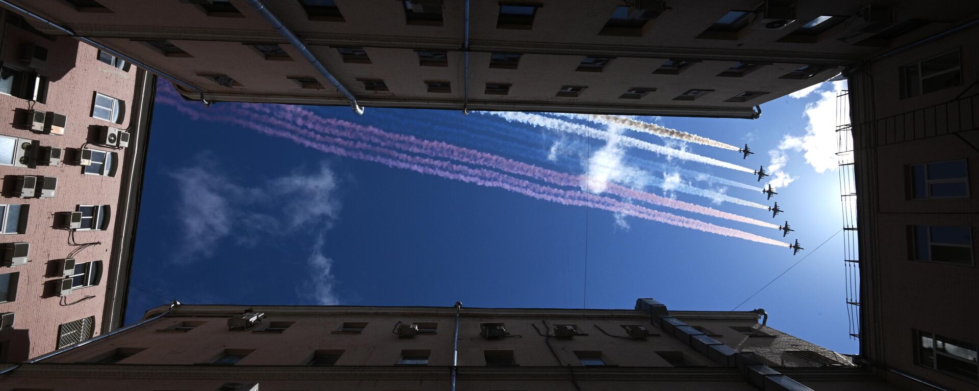 Штурмовики Су-25 на репетиции воздушной части парада в честь 77-й годовщины Победы  - Sputnik Латвия, 1920, 06.06.2026