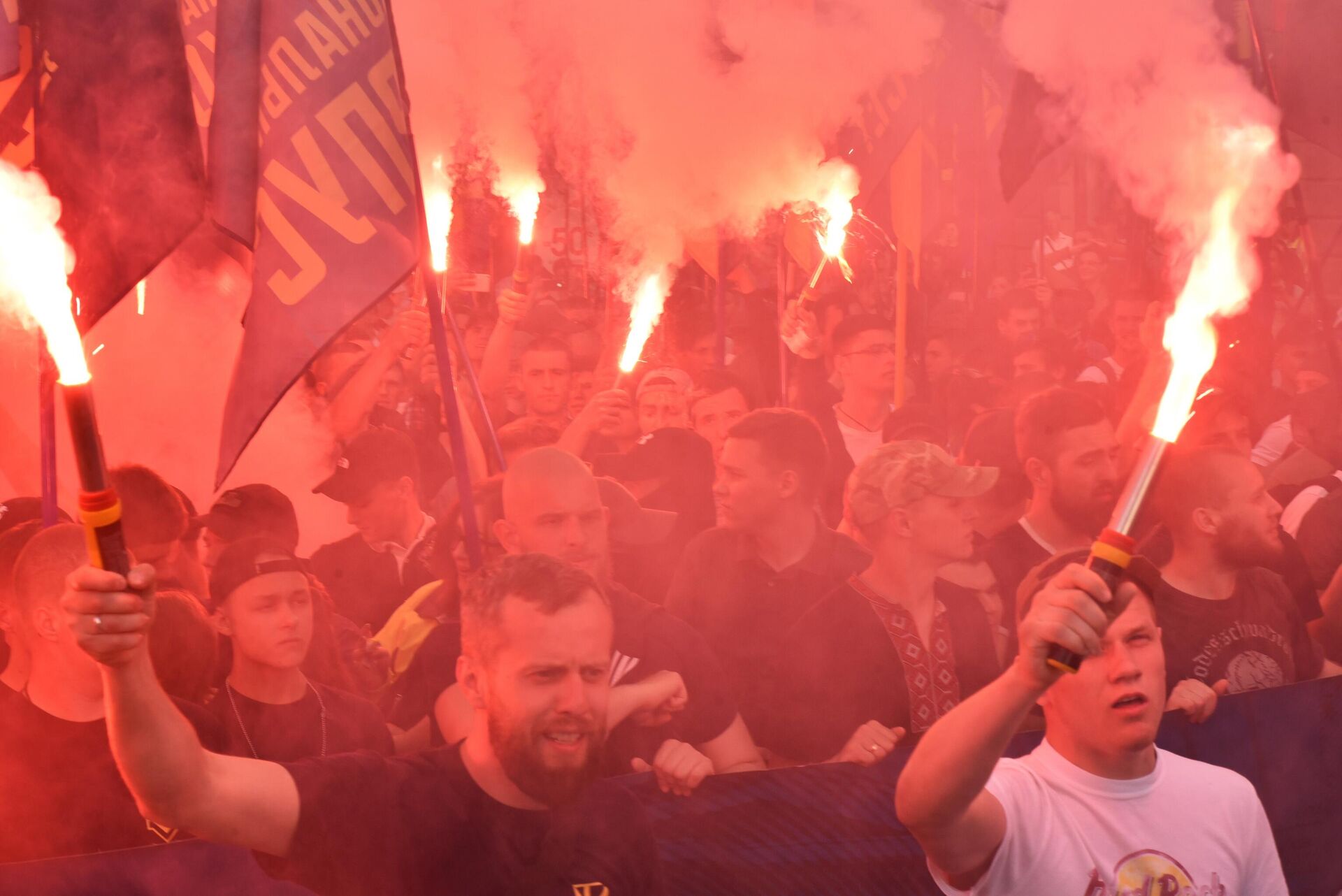 Участники факельного шествия националистов, приуроченного к четвертой годовщине событий 2 мая 2014 года в Доме профсоюзов в Одессе. 2 мая 2018 года - Sputnik Latvija, 1920, 04.05.2022