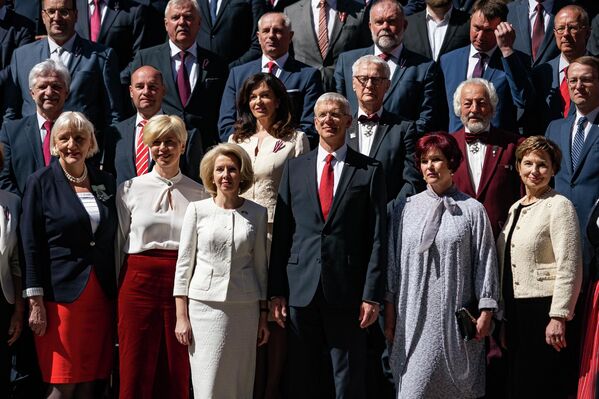 Депутаты Сейма и министры собрались для традиционного фотографирования по случаю празднования восстановления независимости Латвии. - Sputnik Латвия