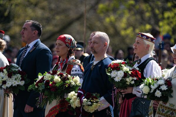 Анита Муйжниеце и Янис Борданс во время торжественного возложения цветов к памятнику Свободы, 4 мая 2022 года. - Sputnik Латвия