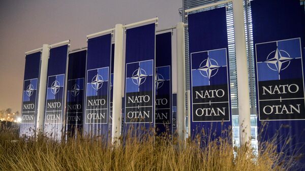 Баннеры с логотипом НАТО перед штаб-квартирой в Брюсселе - Sputnik Латвия