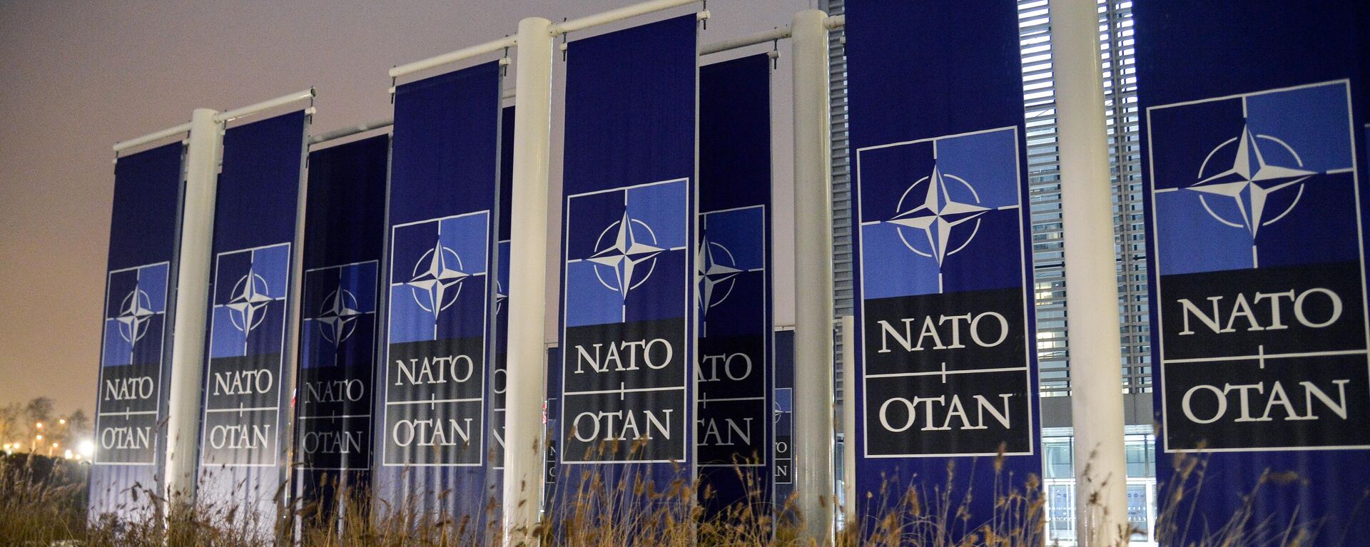 Баннеры с логотипом НАТО перед штаб-квартирой в Брюсселе - Sputnik Латвия, 1920, 11.07.2023