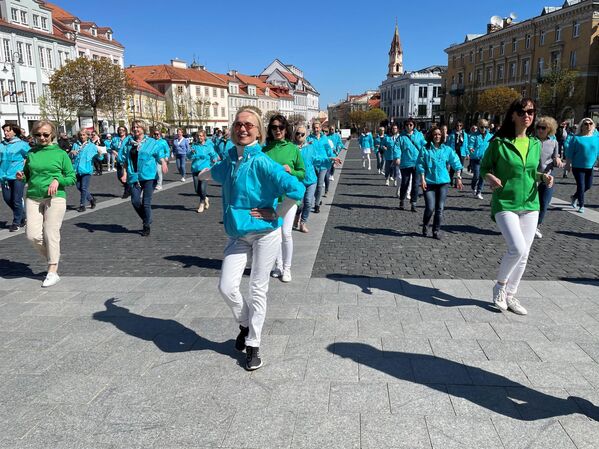Массовый танец пользуется в Вильнюсе большой популярностью. - Sputnik Латвия