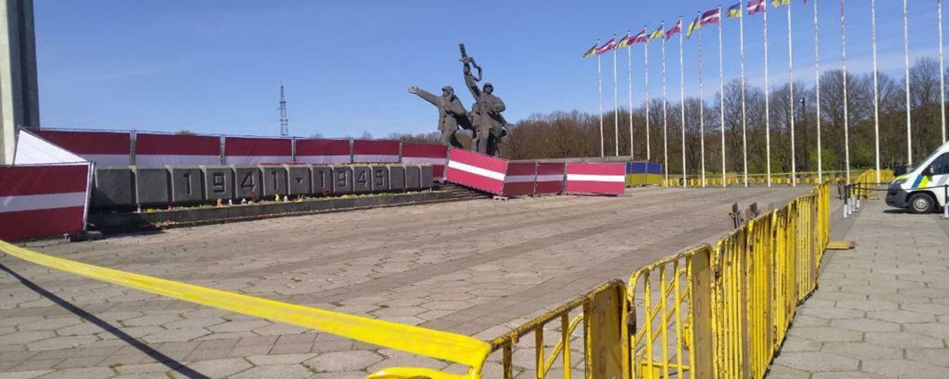 Флаги Латвии на заборе у памятника Освободителям - Sputnik Латвия, 1920, 09.05.2022