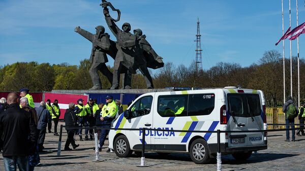 Полиция возле памятника Освободителям Риги, 9 Мая 2022 года - Sputnik Латвия