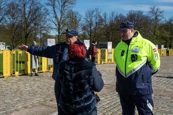 Policija rūpīgi sekoja situācijai pie pieminekļa Policija rūpīgi sekoja situācijai pie pieminekļa - Sputnik Latvija