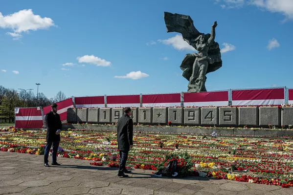 Padomju karavīriem veltītais monuments grimst ziedos Padomju karavīriem veltītais monuments grimst ziedos - Sputnik Latvija