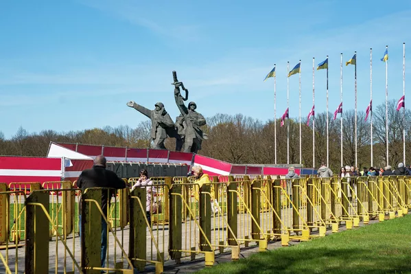 Piektdien, 6. maija naktī pilsētas vadība izstiepa karogus uz nožogojumiem ap monumentu Piektdien, 6. maija naktī pilsētas vadība izstiepa karogus uz nožogojumiem ap monumentu - Sputnik Latvija