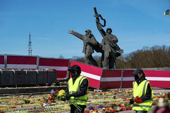 11. aprīlī Rīgas mērs Mārtiņš Staķis deva rīkojumu nožogot Uzvaras pieminekli – tas esot atzīts par bīstamu 11. aprīlī Rīgas mērs Mārtiņš Staķis deva rīkojumu nožogot Uzvaras pieminekli – tas esot atzīts par bīstamu - Sputnik Latvija