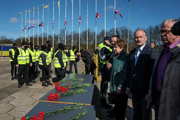 Miroslavs Mitrofanovs un Tatjana Ždanoka pie Uzvaras pieminekļa Rīgā, 2022. gada 9. maijā Miroslavs Mitrofanovs un Tatjana Ždanoka pie Uzvaras pieminekļa Rīgā, 2022. gada 9. maijā - Sputnik Latvija