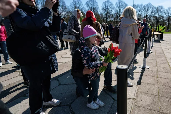 Pie Uzvaras pieminekļa gāja veselām ģimenēm Pie Uzvaras pieminekļa gāja veselām ģimenēm - Sputnik Latvija