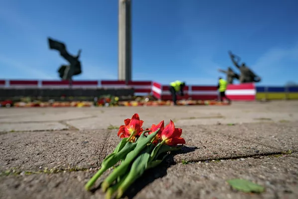Rīgā godināja padomju karavīrus, kas krituši cīņās pret vācu fašistiskajiem iebrucējiem Rīgā godināja padomju karavīrus, kas krituši cīņās pret vācu fašistiskajiem iebrucējiem - Sputnik Latvija