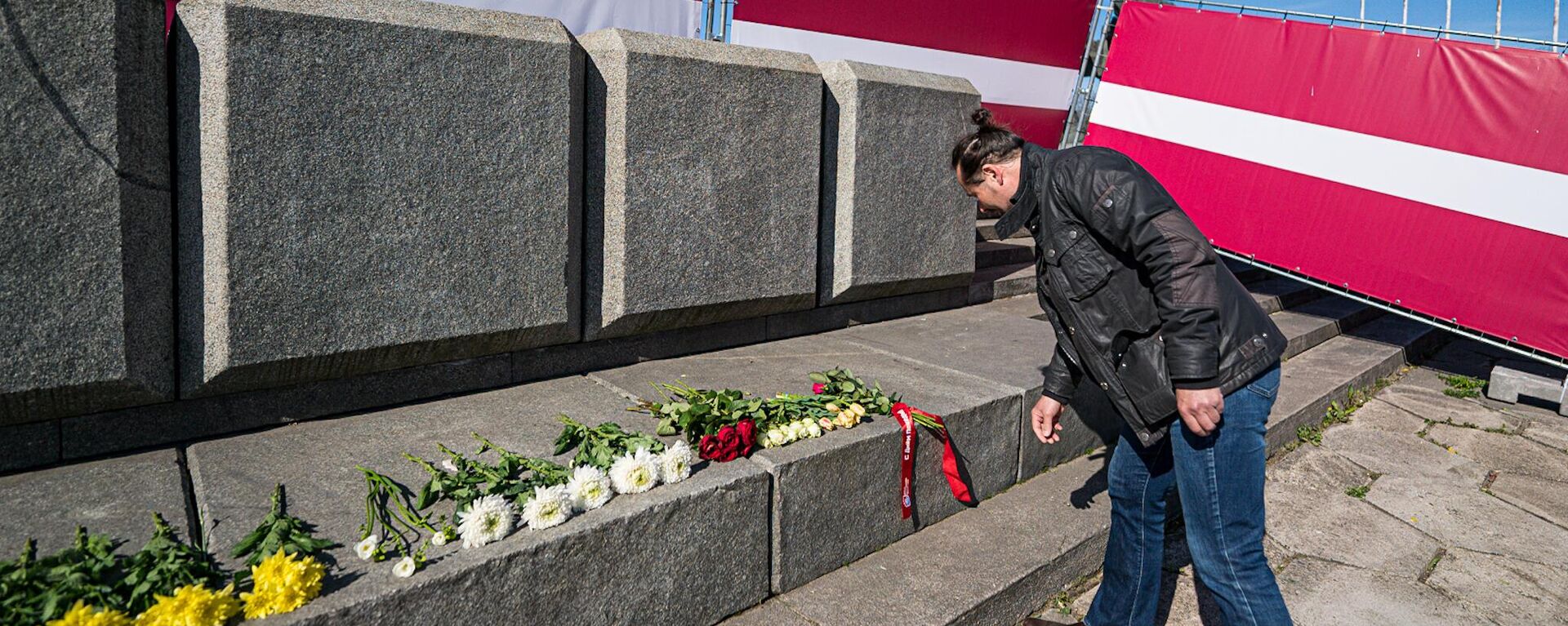 Жители Риги 10 мая вновь возлагают цветы к памятнику Освободителям - Sputnik Latvija, 1920, 11.05.2022