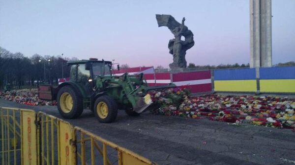 Мэрия Риги убрала все цветы, возложенные к памятнику Освободителям 9 мая - Sputnik Латвия