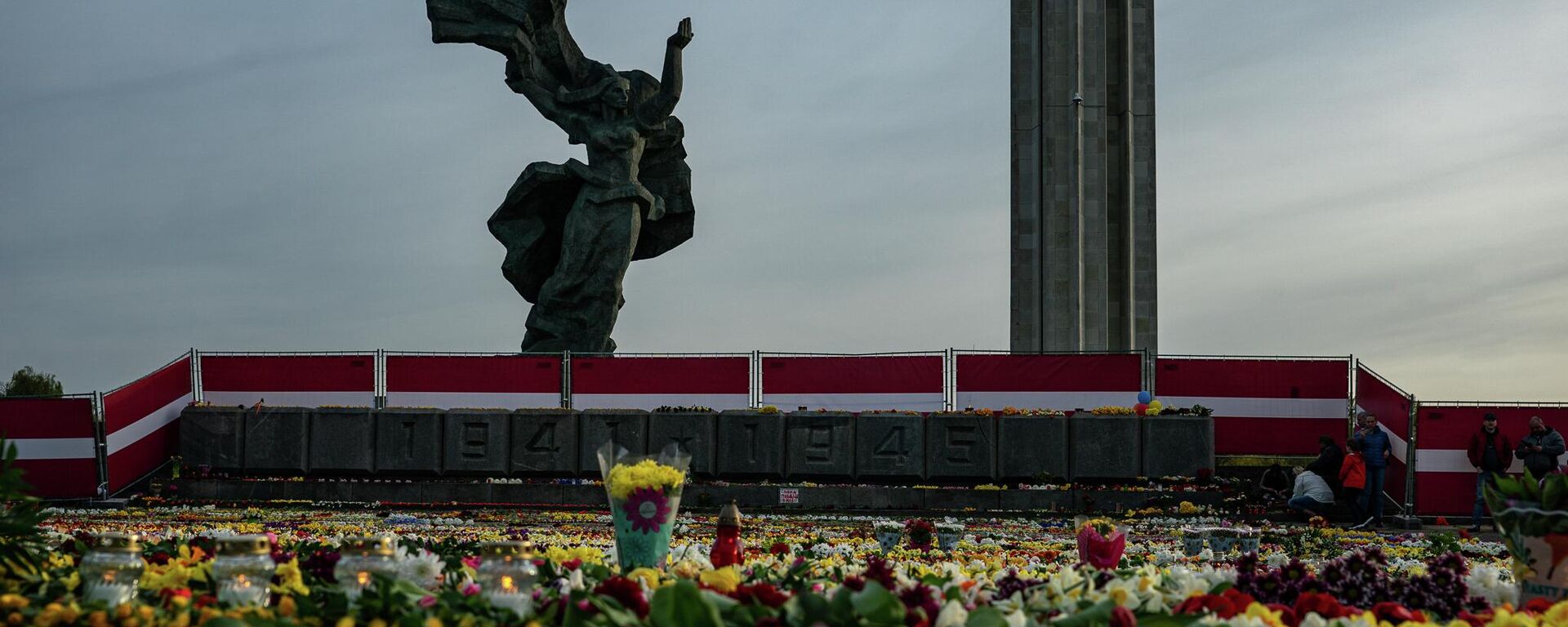 10 мая у мемориального комплекса Памятник воинам Советской Армии - освободителям Советской Латвии и Риги от немецко-фашистских захватчиков в Риге - Sputnik Латвия, 1920, 12.05.2022