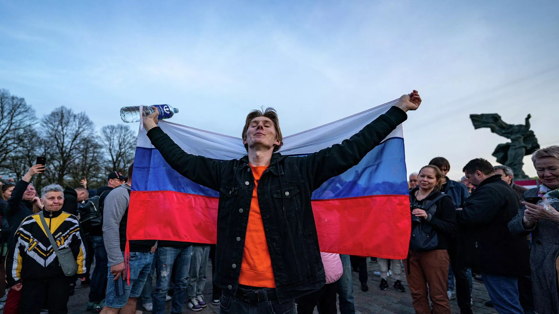 10 мая у мемориального комплекса Памятник воинам Советской Армии - освободителям Советской Латвии и Риги от немецко-фашистских захватчиков в Риге