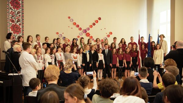 Заместитель председателя Верховной рады Украины Елена Кондратюк посетила Рижскую украинскую среднюю школу, 9 мая 2022 года  - Sputnik Латвия