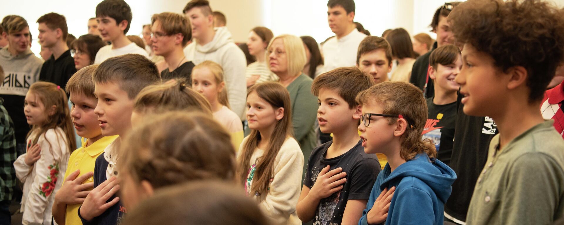 Заместитель председателя Верховной рады Украины Елена Кондратюк посетила Рижскую украинскую среднюю школу, 9 мая 2022 года  - Sputnik Латвия, 1920, 08.08.2022