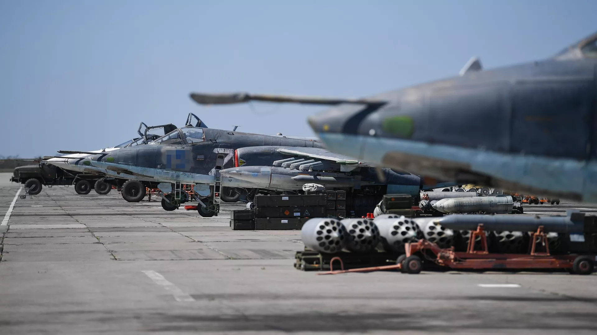 Самолеты Су-25 и Су-24 авиагруппы ВКС РФ перед боевым вылетом в рамках специальной военной операции