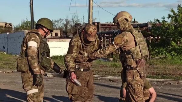 Сдача в плен украинских военных и боевиков с Азовстали в Мариуполе - Sputnik Латвия