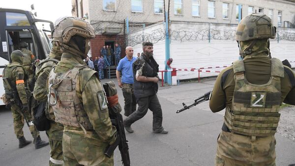 Сдавшихся в плен украинских военных и боевиков доставили в СИЗО в Еленовку - Sputnik Латвия