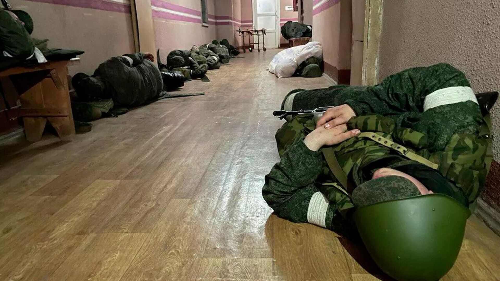Бойцы 107-го полка армии ДНР на первом этаже больницы в Новоазовске - Sputnik Latvija, 1920, 20.05.2022