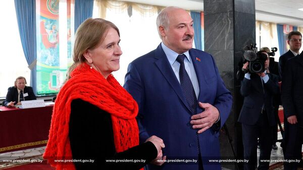 Президент Беларуси Александр Лукашенко и литовский общественный деятель Эрика Швянченене - Sputnik Латвия