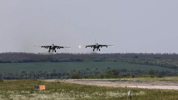 Кадры боевой работы штурмовиков Су-25. Видео Минобороны РФ - Sputnik Latvija