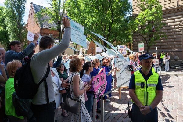 В Риге у здания Сейма проходит акция протеста учителей. - Sputnik Латвия