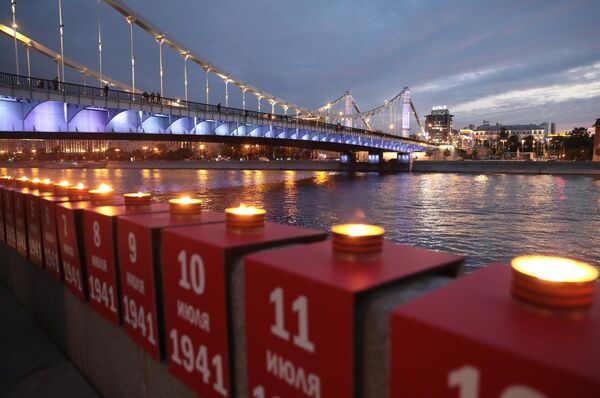 Акция Линия памяти на Крымской набережной в Москве - Sputnik Латвия