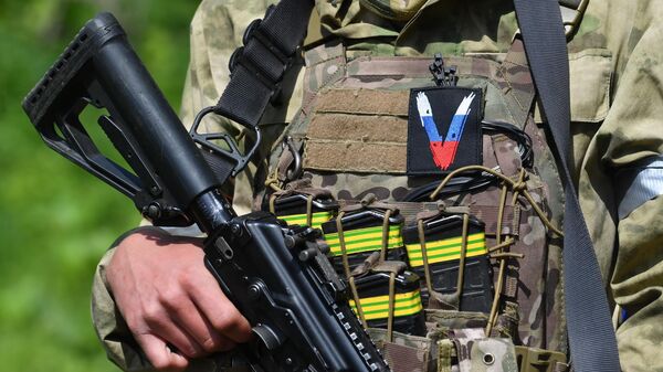 Нашивка на форме военнослужащего ВС РФ на харьковском направлении специальной военной операции - Sputnik Latvija