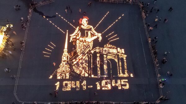 Cilvēki iededzināja sveces monumenta Māte Dzimtene formā. Sanktpēterburga, agrs 22. jūnija rīts  - Sputnik Latvija