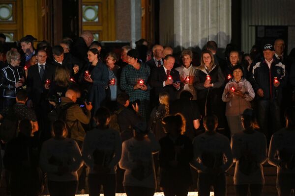 Akcijas &quot;Piemiņas svece&quot; dalībnieki pie Uzvaras muzeja Maskavā. Veterāni, goda viesi un brīvprātīgie pie Piemiņas un Slavas uguns iededzināja 1418 sveces – pa vienai par katru Lielā Tēvijas kara dienu - Sputnik Latvija