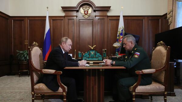 Президент РФ В. Путин провел встречу с министром обороны РФ С. Шойгу - Sputnik Латвия
