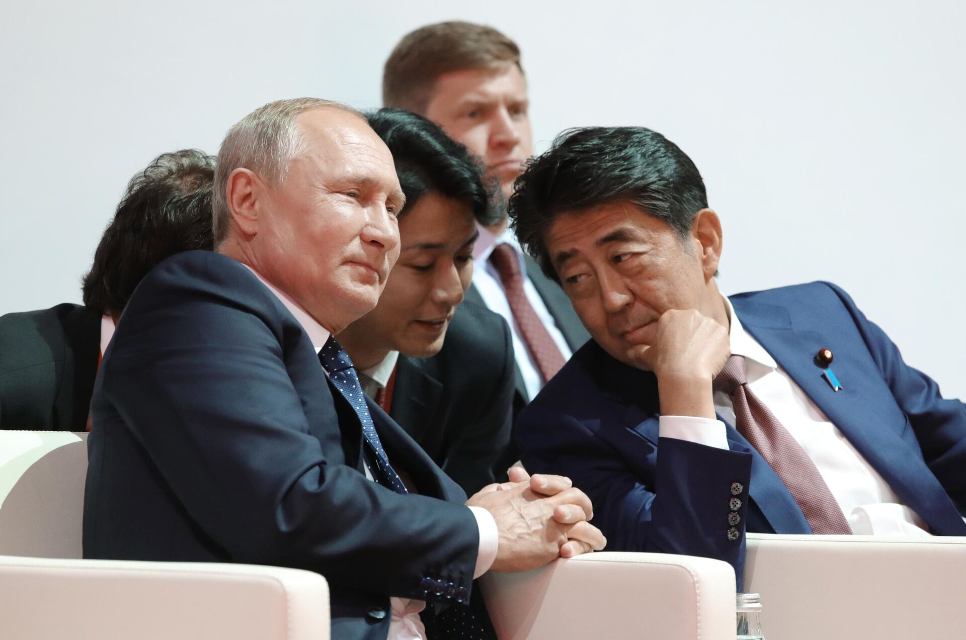 Президент РФ Владимир Путин и премьер-министр Японии Синдзо Абэ (справа) - Sputnik Латвия, 1920, 08.07.2022